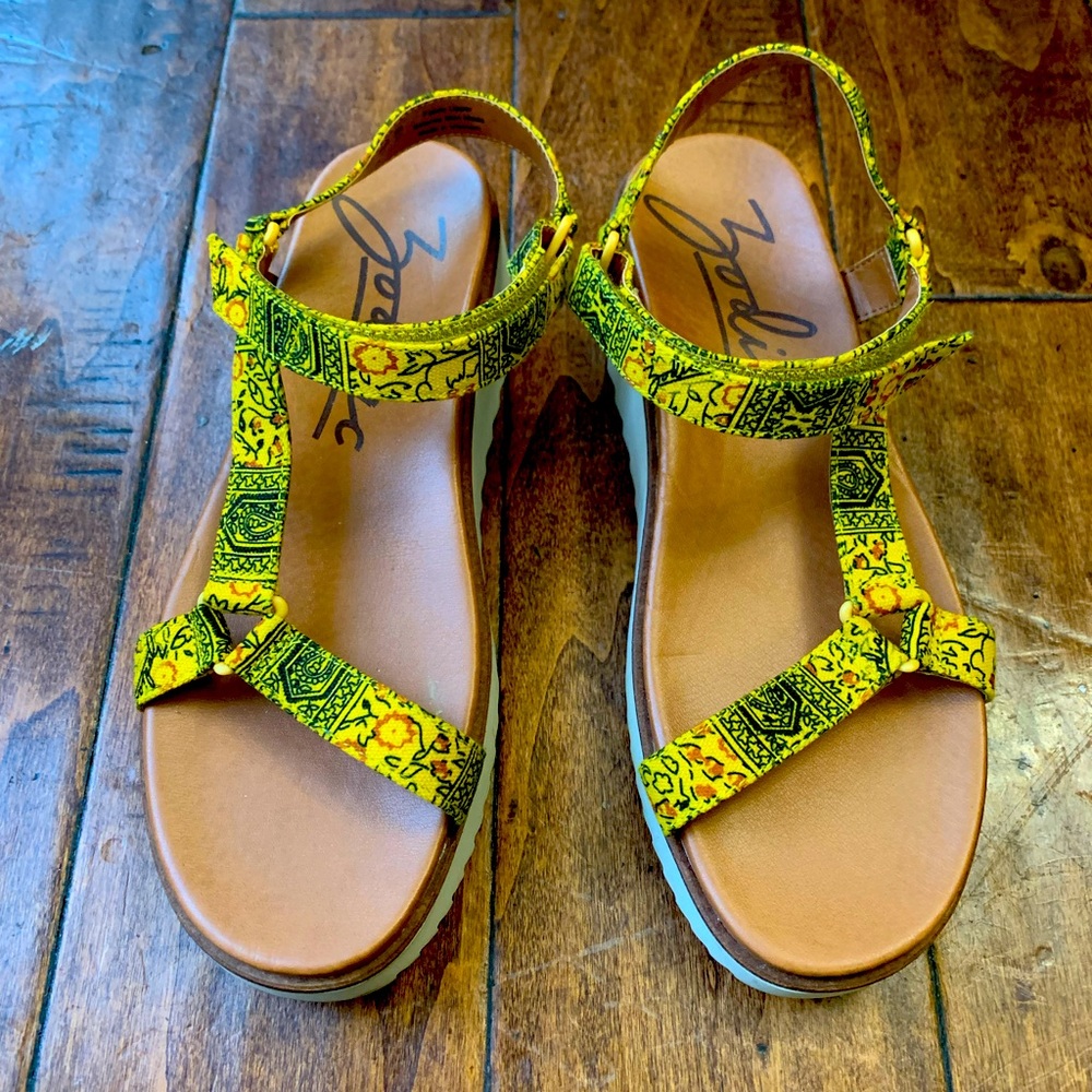 Strap sandals